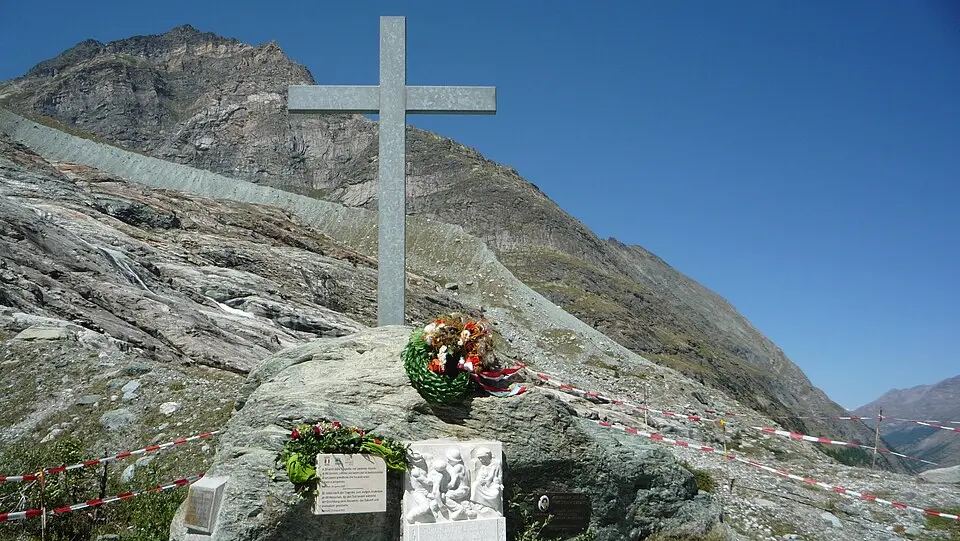 <p>La Calabria e il <span style=\"color:hsl(0, 75%, 60%);\">Primo Maggio dei vinti</span>: cronaca di un’apocalisse di fango e valigie di cartone</p>