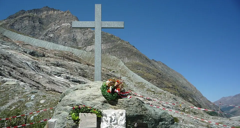 La Calabria e il Primo Maggio dei vinti:\u00A0cronaca di un’apocalisse di fango e valigie di cartone\n