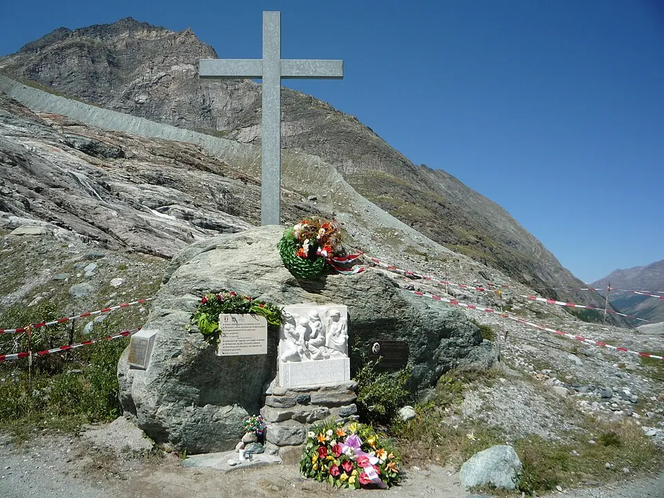 La Calabria e il Primo Maggio dei vinti:\u00A0cronaca di un’apocalisse di fango e valigie di cartone\n
