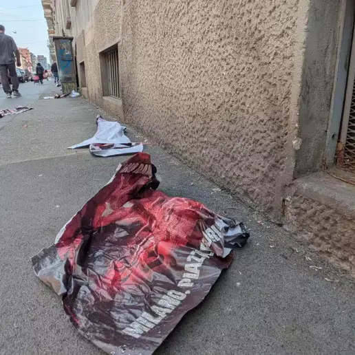 Aggredito a Milano mentre stacca manifesti per Ramelli: denunciati quattro militanti di estrema destra\u00A0\n