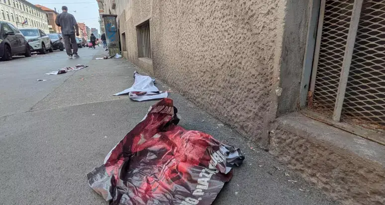 Aggredito a Milano mentre stacca manifesti per Ramelli: denunciati quattro militanti di estrema destra\u00A0\n