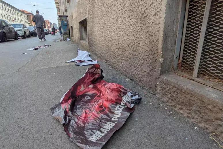 Aggredito a Milano mentre stacca manifesti per Ramelli: denunciati quattro militanti di estrema destra\u00A0\n
