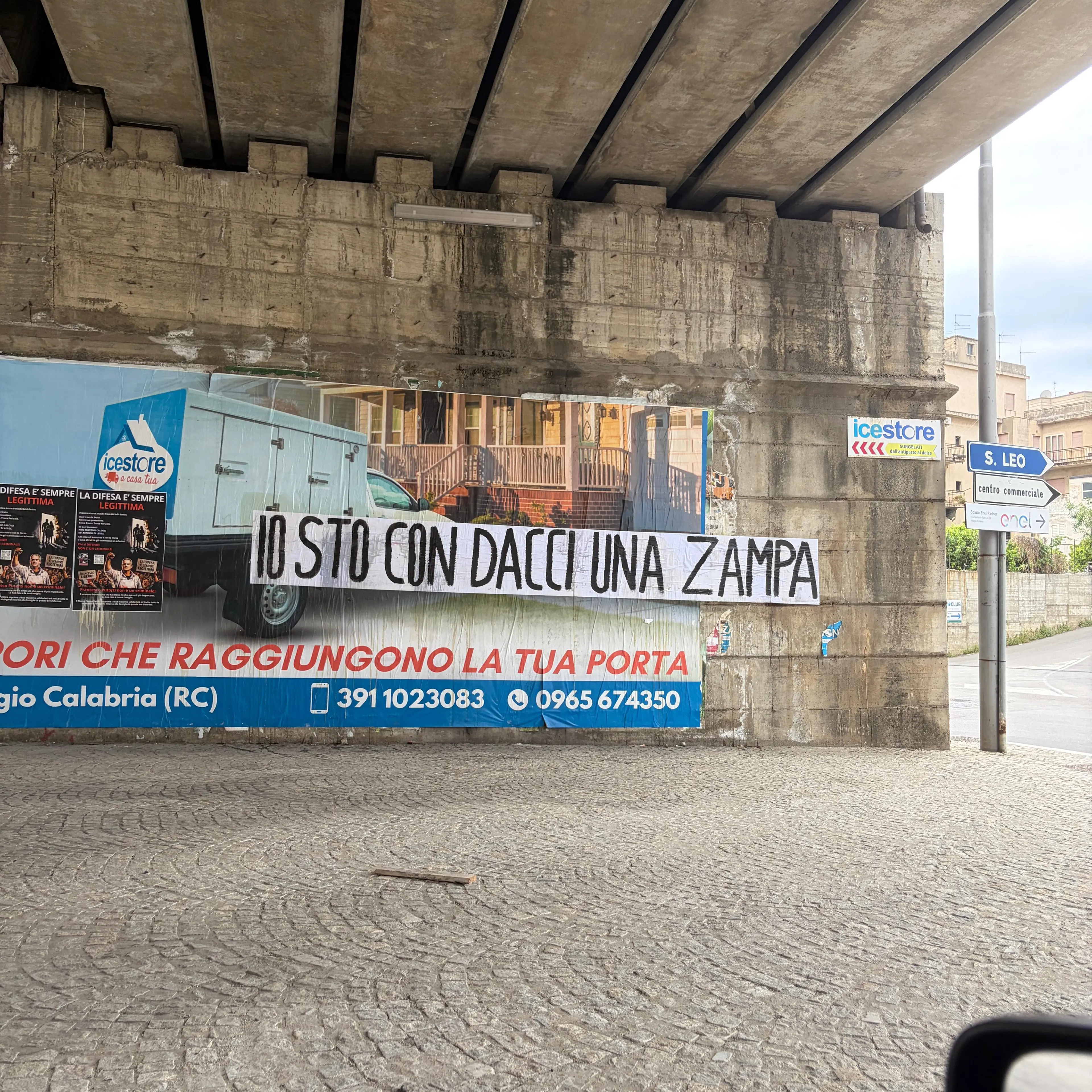 Canile di Mortara, striscioni di protesta e solidarietà per i volontari\n