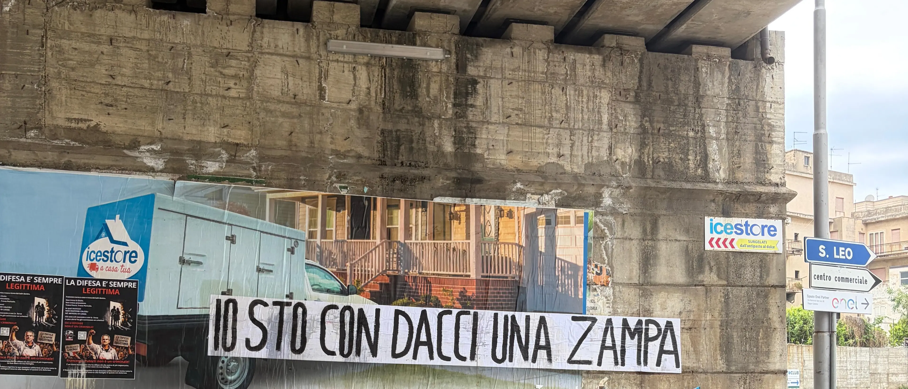 Canile di Mortara, striscioni di protesta e solidarietà per i volontari\n