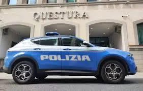 Reggio, cosparge di benzina il perimetro della casa dei genitori: fermato dalla Polizia\n
