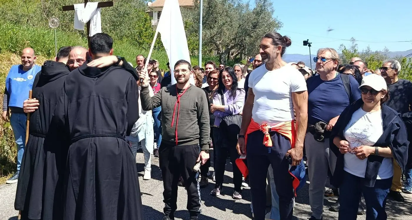Il pellegrinaggio di Walter Nudo da Mendicino a Paterno Calabro: «Le risposte che cerchiamo sono dentro di noi»