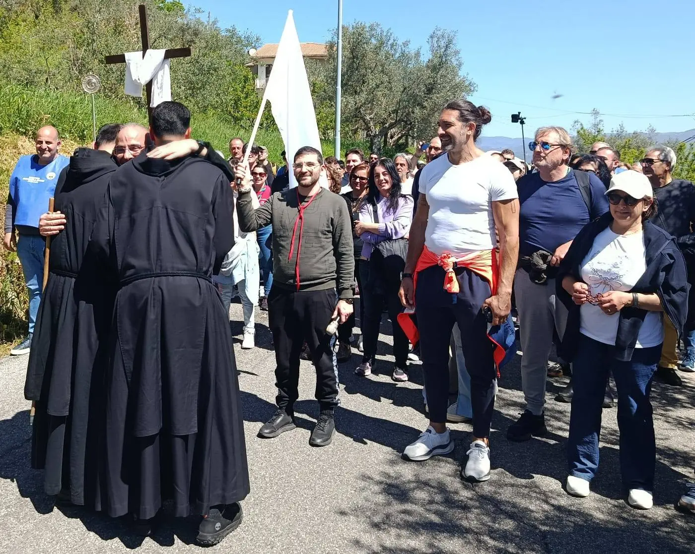 Il pellegrinaggio di Walter Nudo da Mendicino a Paterno Calabro: «Le risposte che cerchiamo sono dentro di noi»\n