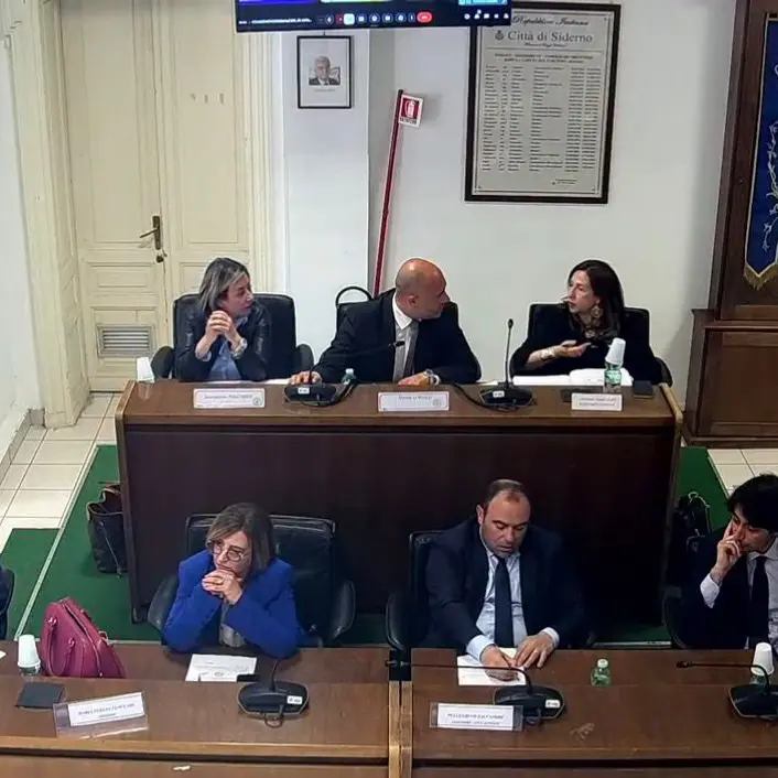 Siderno, rendiconto approvato a maggioranza. La minoranza abbandona l’aula tra le polemiche\n