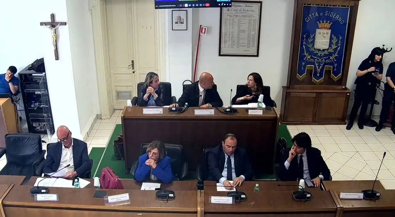 Siderno, rendiconto approvato a maggioranza. La minoranza abbandona l’aula tra le polemiche\n