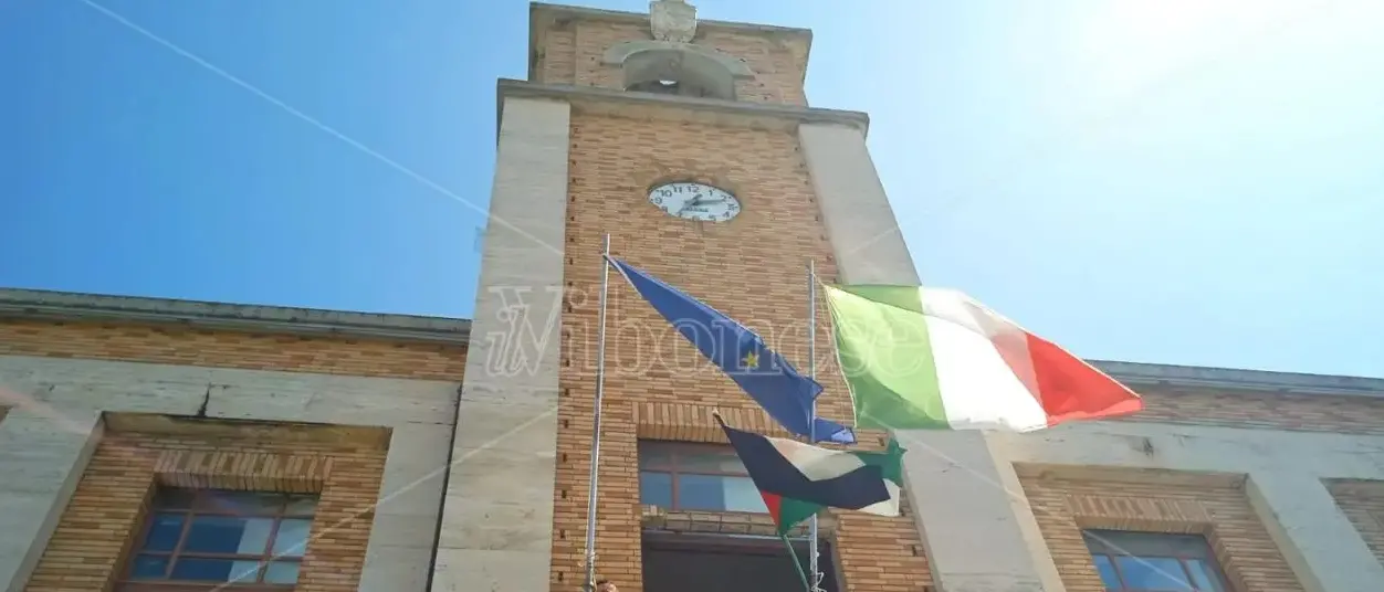 Stabilizzati (part time) 9 tirocinanti, il sindaco di Vibo Enzo Romeo: «Al Comune abbiamo eliminato il precariato»\n