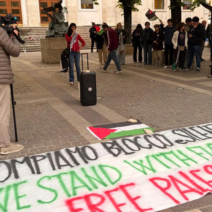 Cosenza in piazza per la Flottilla, gli insegnanti denunciano la censura: «A scuola non si può parlare del genocidio a Gaza»\n