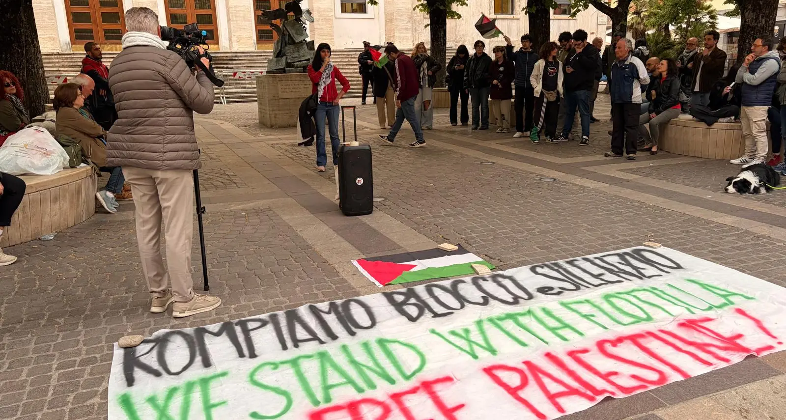 Cosenza in piazza per la Flottilla, gli insegnanti denunciano la censura: «A scuola non si può parlare del genocidio a Gaza»\n