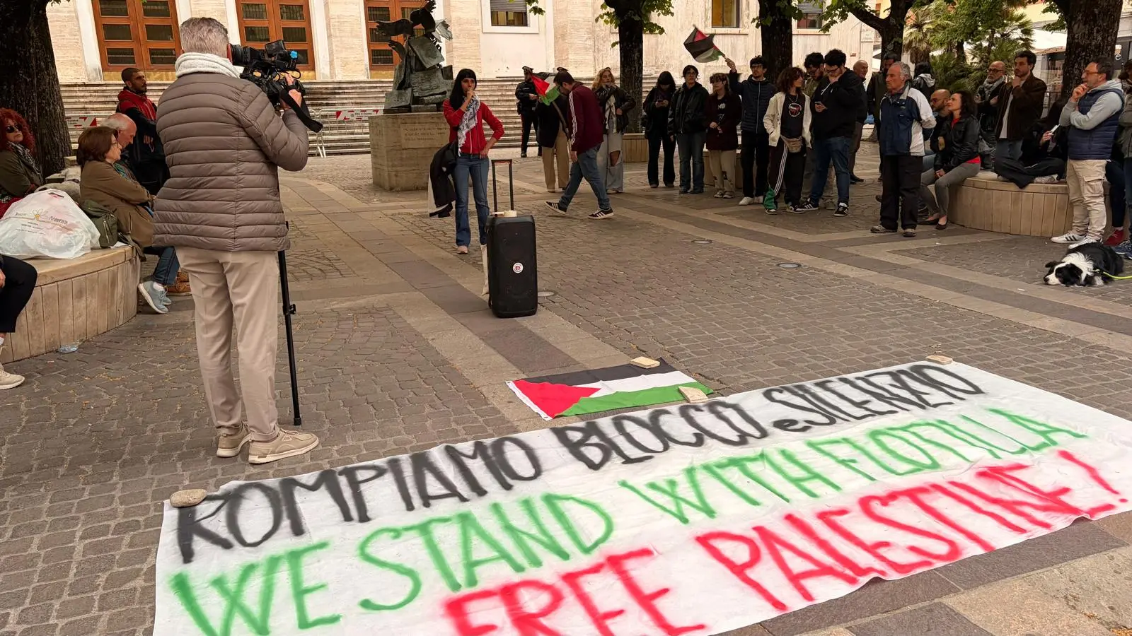 Cosenza in piazza per la Flottilla, gli insegnanti denunciano la censura: «A scuola non si può parlare del genocidio a Gaza»\n
