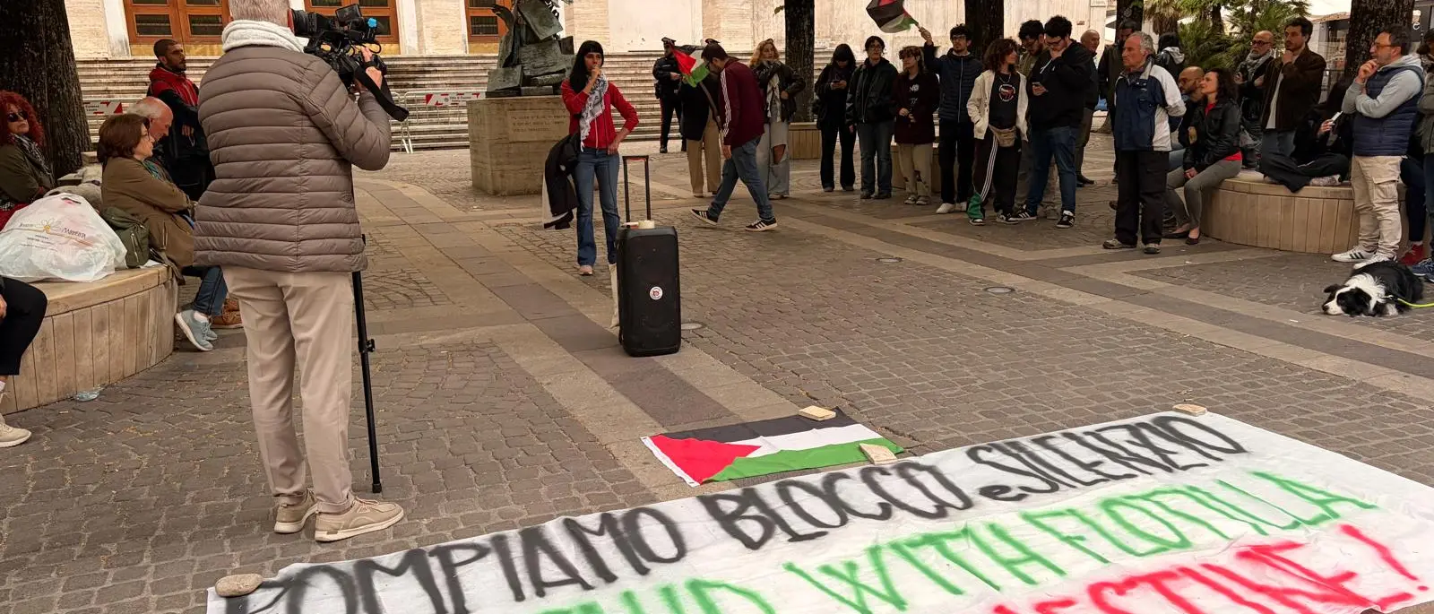 Cosenza in piazza per la Flottilla, gli insegnanti denunciano la censura: «A scuola non si può parlare del genocidio a Gaza»\n