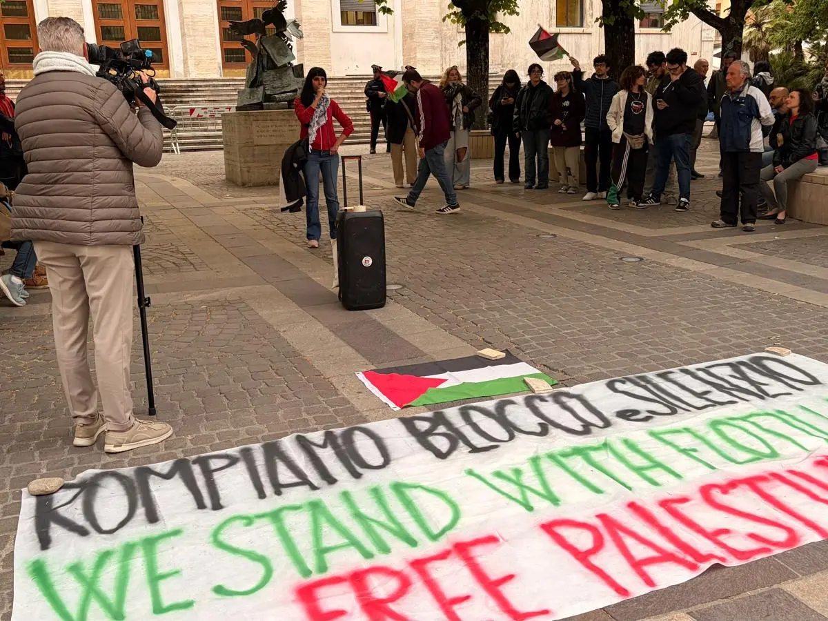 Cosenza in piazza per la Flottilla, gli insegnanti denunciano la censura: «A scuola non si può parlare del genocidio a Gaza»