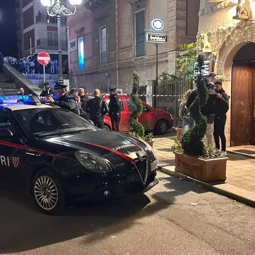 Colpi di arma da fuoco in un ristorante nel Barese, un morto: indagini sulla dinamica\n
