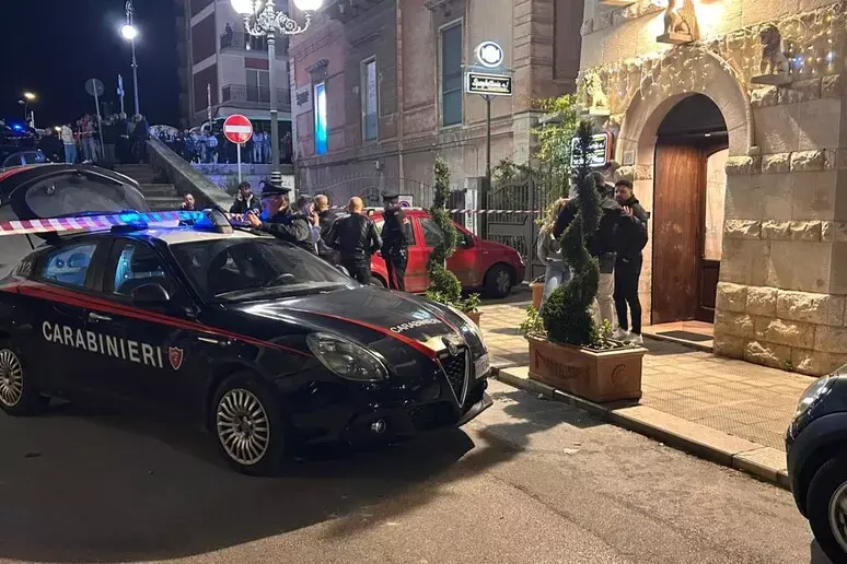 Colpi di arma da fuoco in un ristorante nel Barese, un morto: indagini sulla dinamica\n
