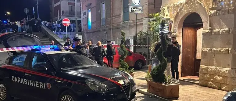Colpi di arma da fuoco in un ristorante nel Barese, un morto: indagini sulla dinamica\n