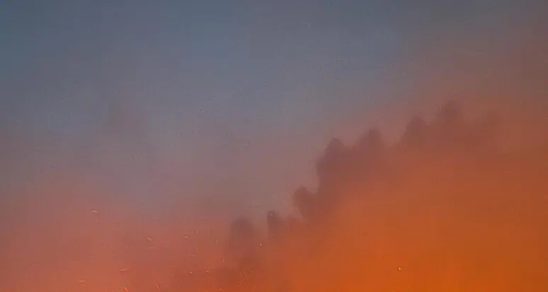 Maxi incendio tra Lucca e Pisa, evacuate 3.500 persone ad Asciano\n