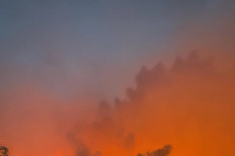 Maxi incendio tra Lucca e Pisa, evacuate 3.500 persone ad Asciano\n