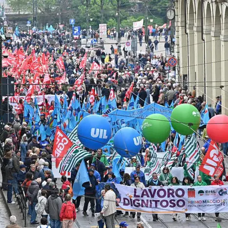 Scontri al corteo del Primo Maggio a Torino: tensione davanti all’ex centro sociale Askatasuna tra cariche e lacrimogeni\n