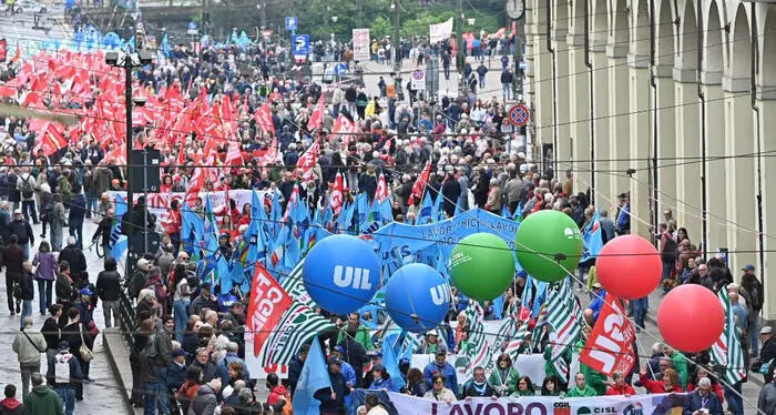 Scontri al corteo del Primo Maggio a Torino: tensione davanti all’ex centro sociale Askatasuna tra cariche e lacrimogeni\n