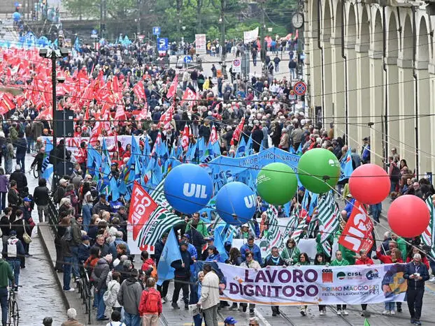 Scontri al corteo del Primo Maggio a Torino: tensione davanti all’ex centro sociale Askatasuna tra cariche e lacrimogeni