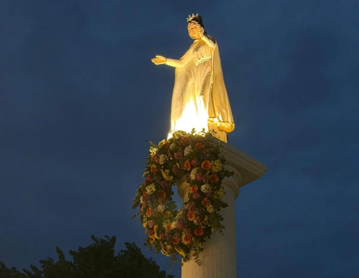 Paravati, la Vergine giovinetta di Natuzza ritorna in piazza Nassiriya. Il figlio Franco: «Mamma sta gioendo dal cielo»\n