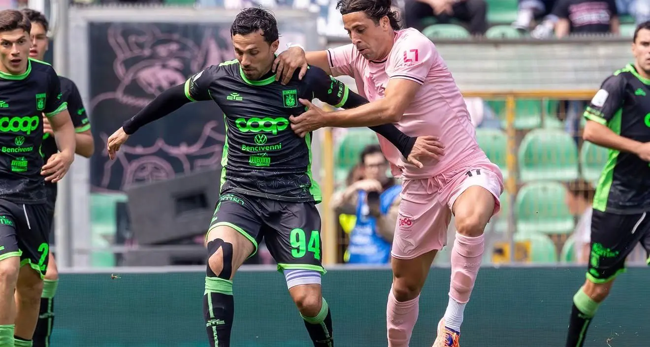 <p><span style=\"color:hsl(0, 75%, 60%);\">Il Catanzaro cade a Palermo</span>, ai giallorossi non basta un Pittarello inarrestabile con i suoi 2 gol: finale 3-2</p>