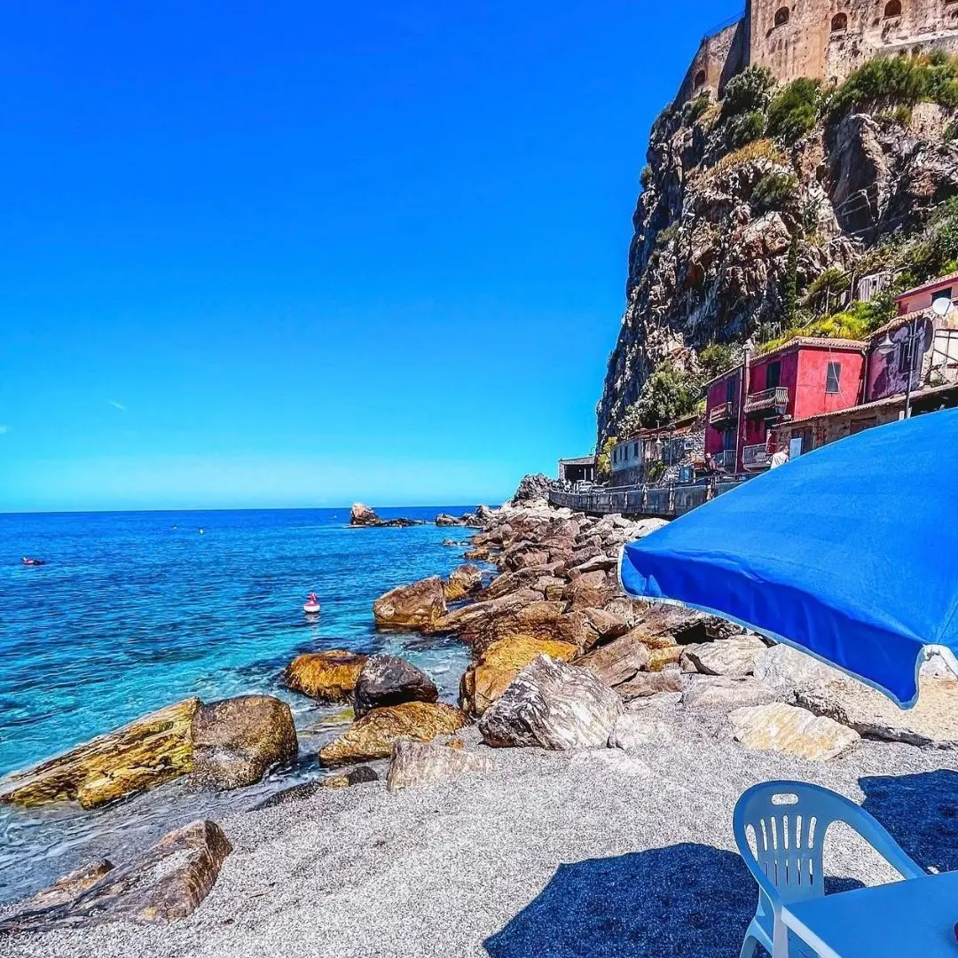 Sotto il Castello, il respiro lento del mare\n
