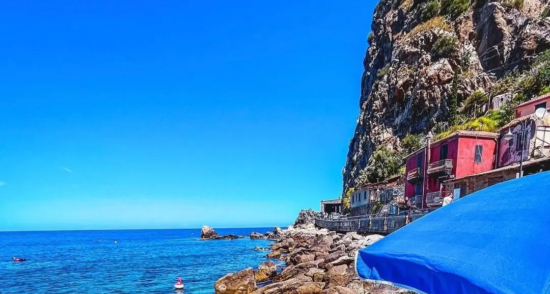 Sotto il Castello, il respiro lento del mare\n