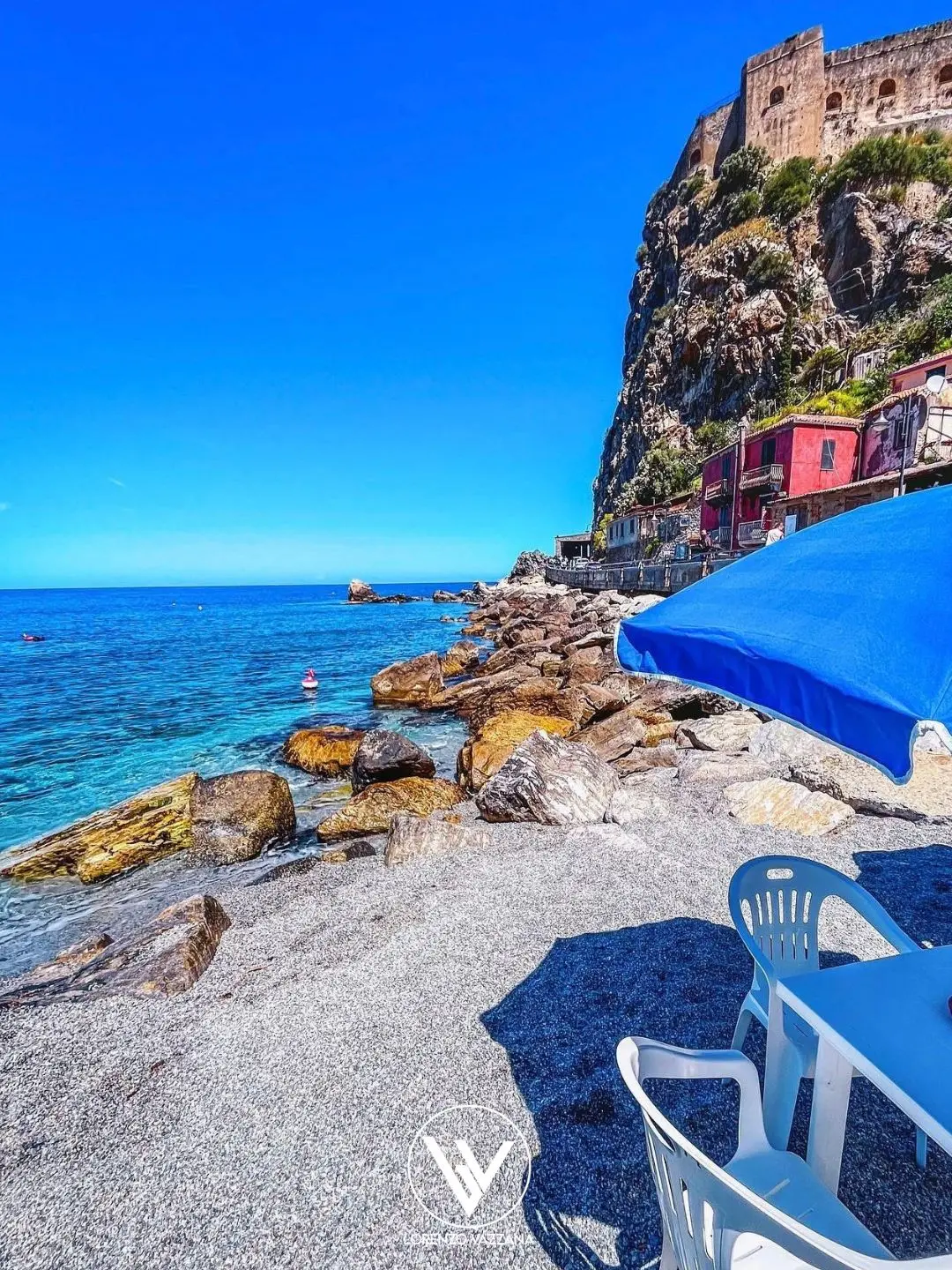 Sotto il Castello, il respiro lento del mare\n