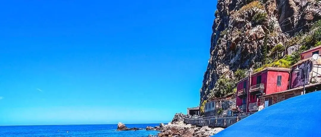 Sotto il Castello, il respiro lento del mare\n