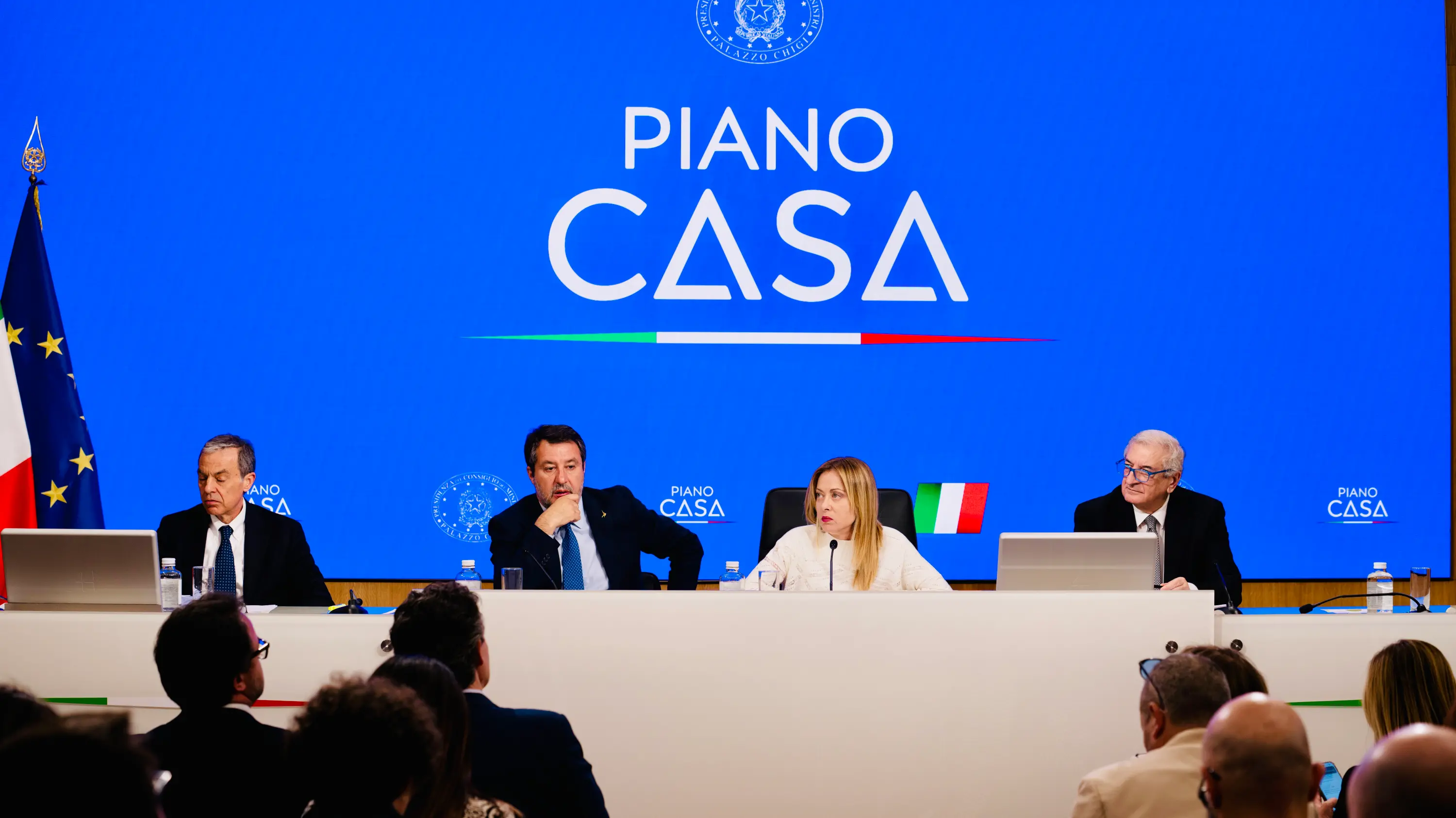 <p>La conferenza stampa di presentazione del Piano casa (foto: ufficio stampa Palazzo Chigi)</p>\\n