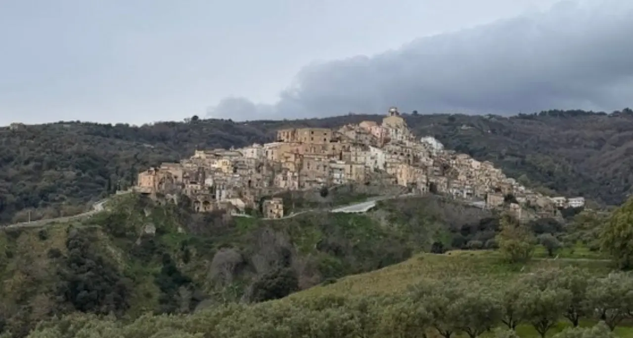 Calabria, dai borghi vetrina al ripopolamento: la nuova scommessa (tutta da vincere) per ridare vita ai centri storici\n