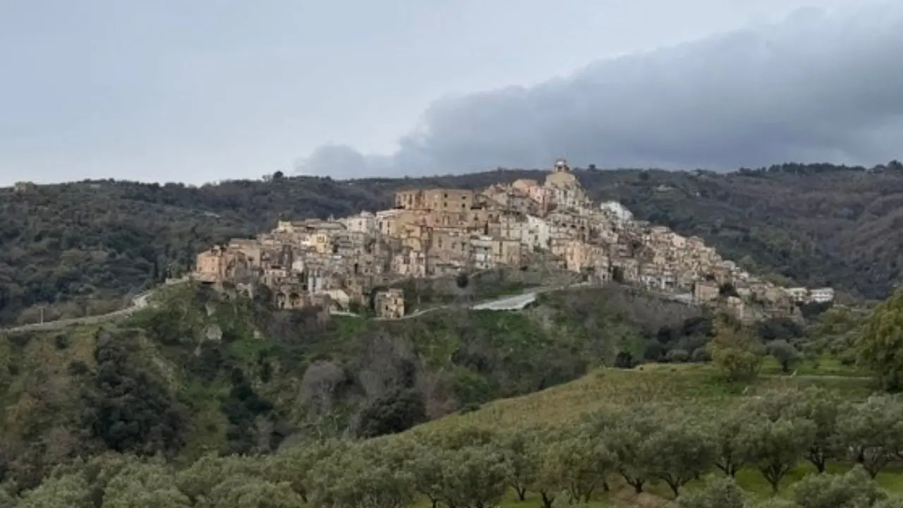 Calabria, dai borghi vetrina al ripopolamento: la nuova scommessa (tutta da vincere) per ridare vita ai centri storici\n