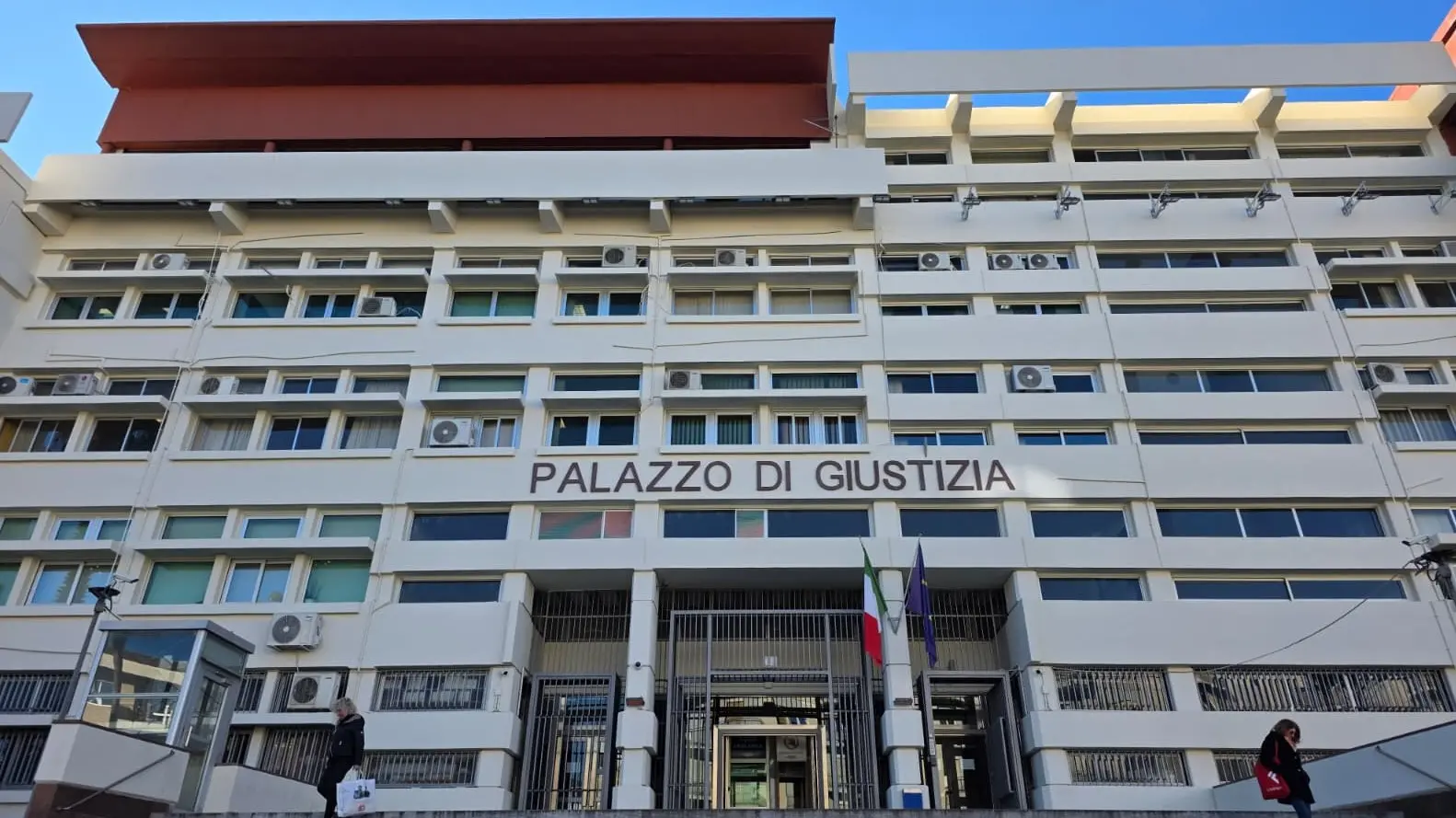 Cosenza, deteneva una pistola “clandestina” sul balcone, 69enne ai domiciliari dopo l’arresto\n