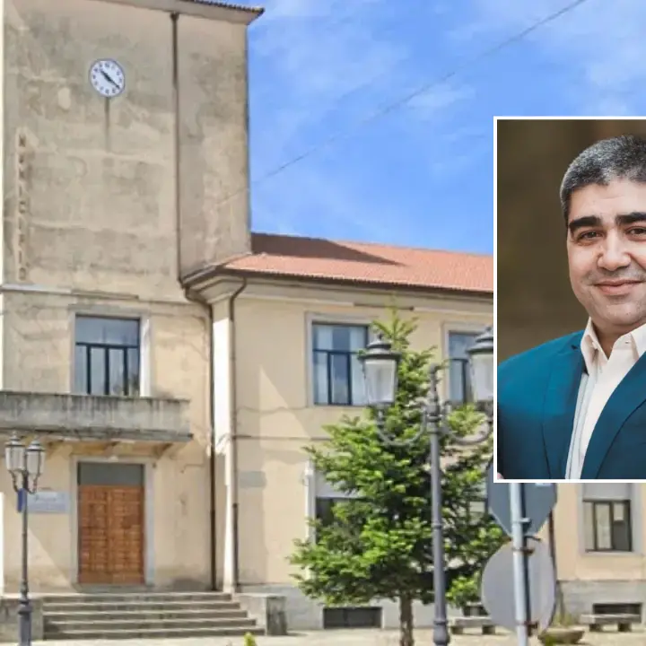Elezioni a Serra, primo comizio per Adriano Tassone che apre la campagna presentando in piazza la sua lista\n