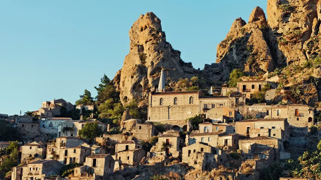 Borghi che muoiono e giovani che scappano, la Calabria si sta spegnendo. E dalle istituzioni solo silenzio\n