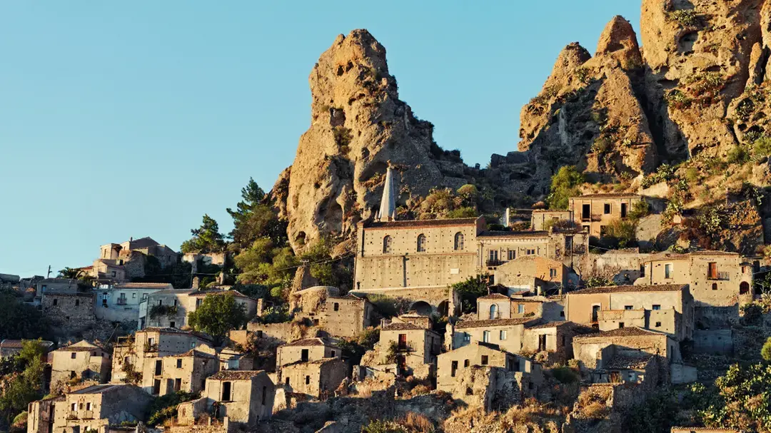 Borghi che muoiono e giovani che scappano, la Calabria si sta spegnendo. E dalle istituzioni solo silenzio\n