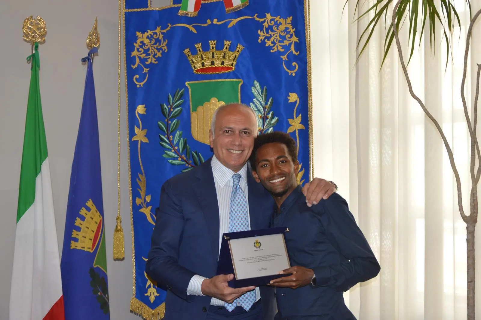 Ademe Cuneo ricevuto a Palazzo dei Bruzi: «Orgoglio per Cosenza», Caruso premia il campione italiano di maratona\n