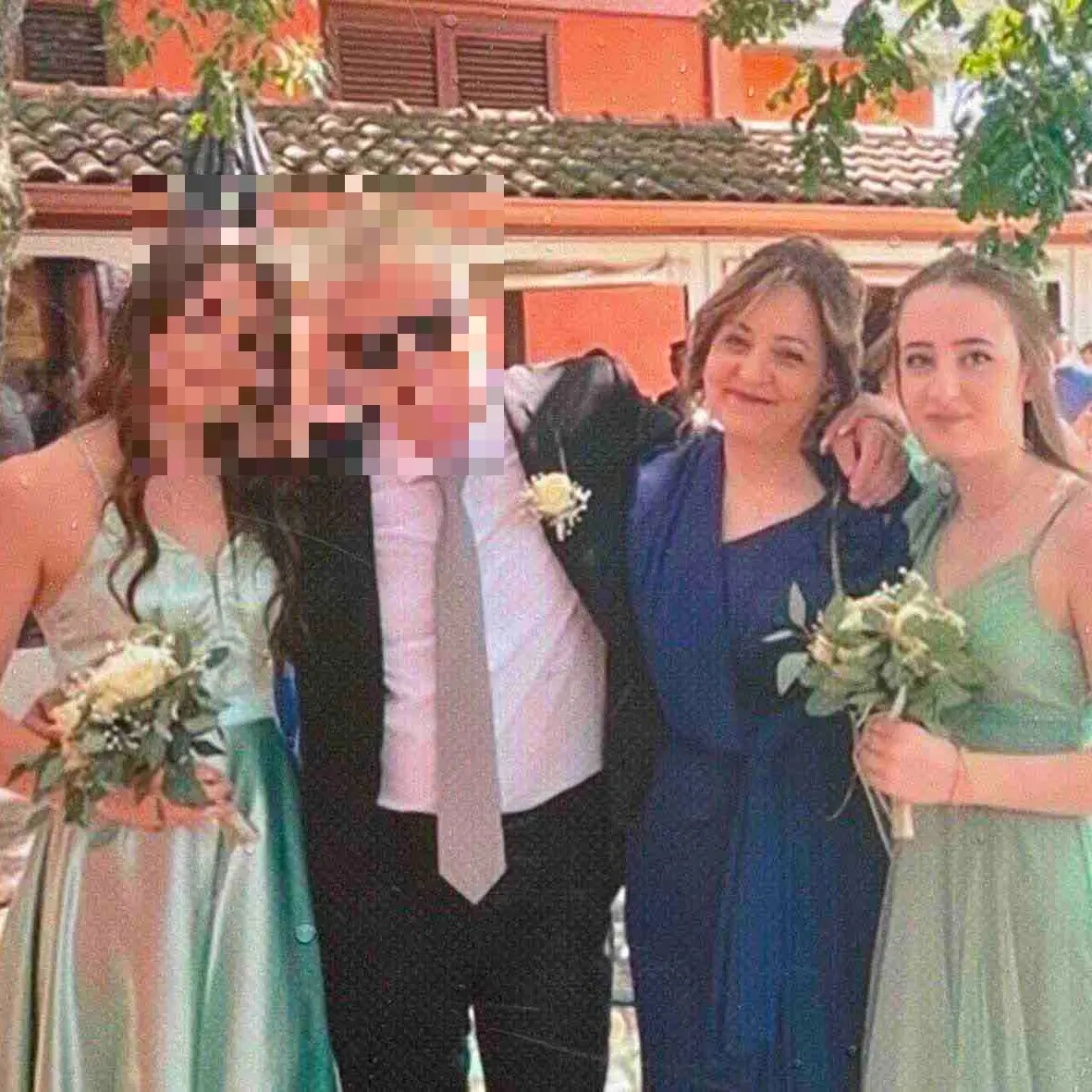 Madre e figlia morte avvelenate, la polizia torna nella casa di famiglia per prelevare cellulari e pc delle vittime\n