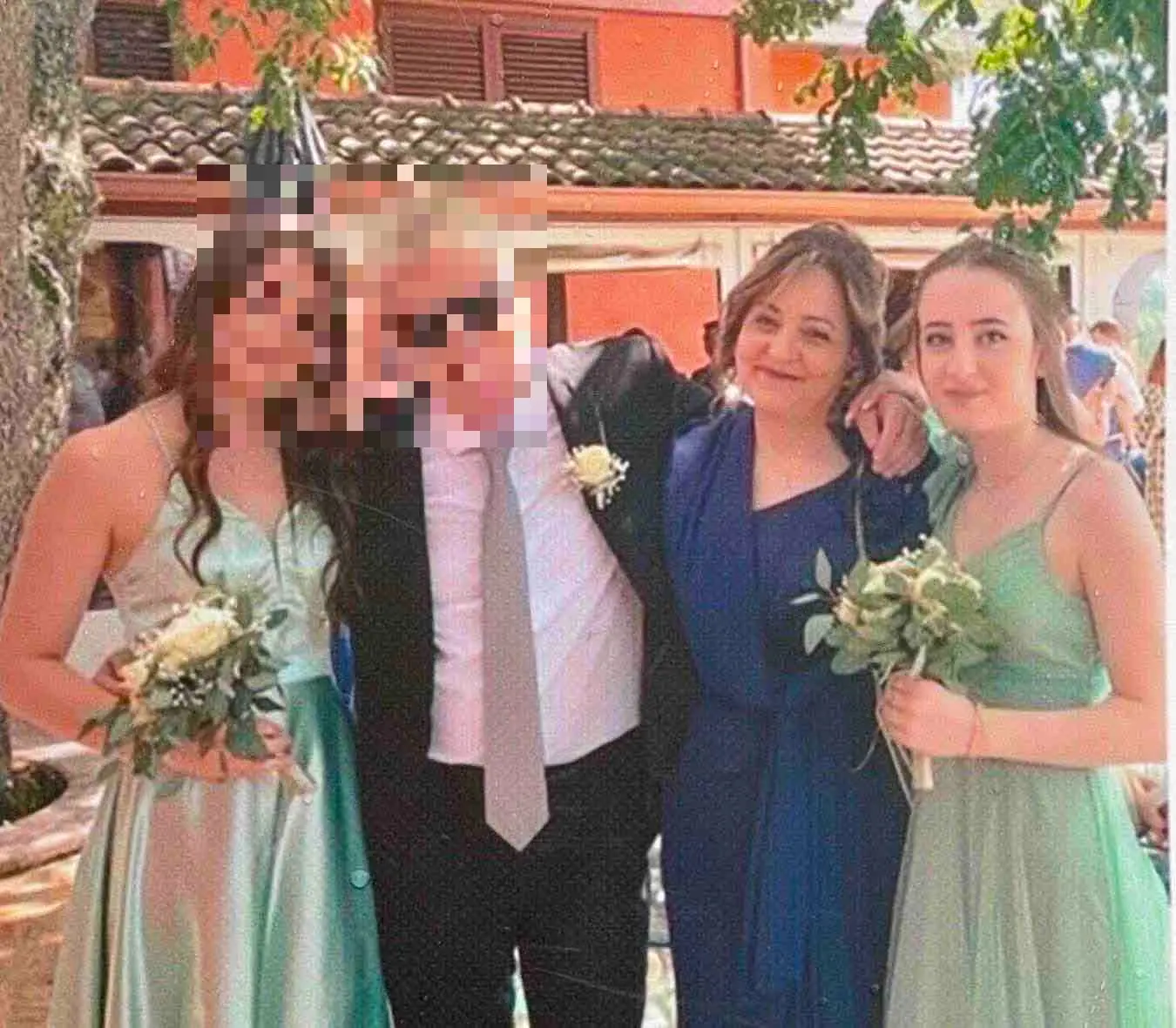 Madre e figlia morte avvelenate, la polizia torna nella casa di famiglia per prelevare cellulari e pc delle vittime\n