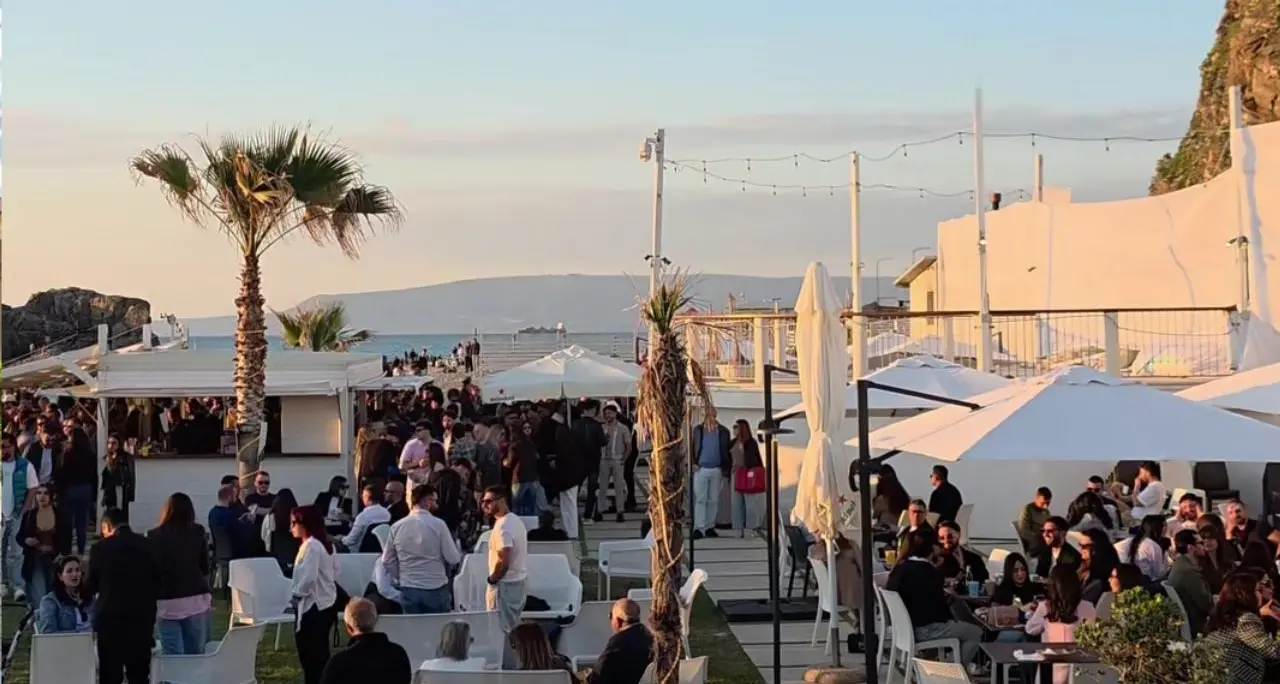 Devastato da un incendio, l’abbraccio di Palmi per il Sunset che riapre: «L’affetto della gente ci ha emozionato»\n\n\n
