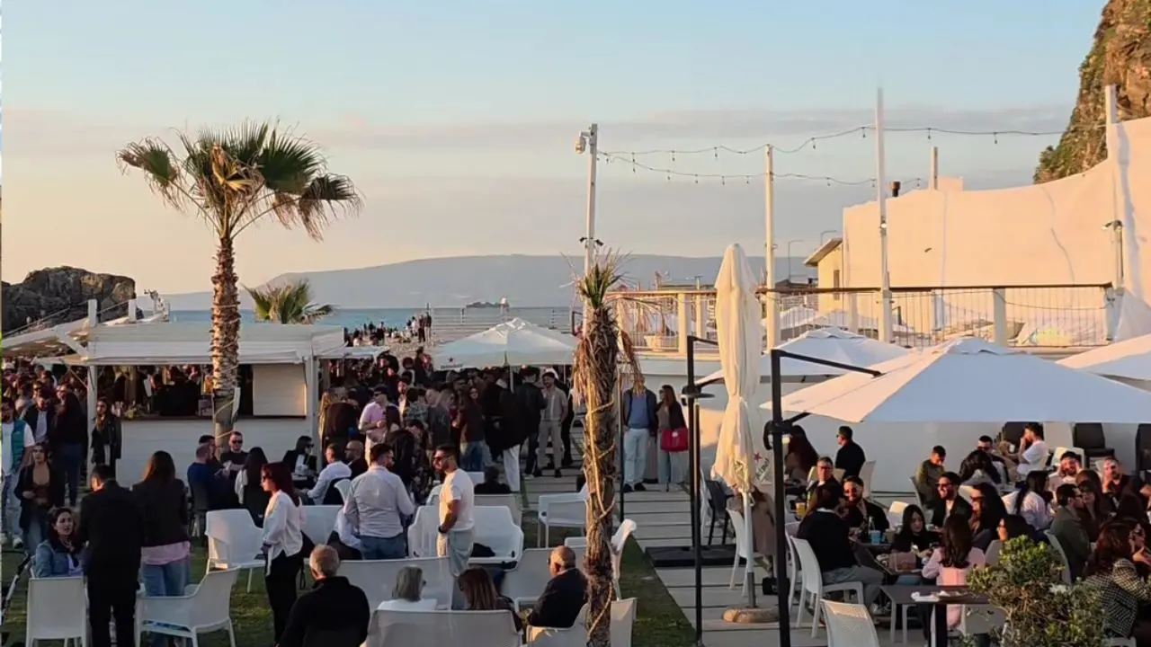 Devastato da un incendio, l’abbraccio di Palmi per il Sunset che riapre: «L’affetto della gente ci ha emozionato»\n\n\n