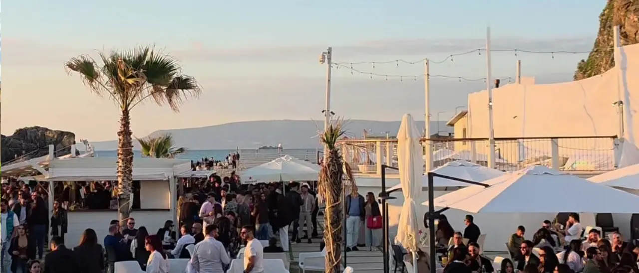 Devastato da un incendio, l’abbraccio di Palmi per il Sunset che riapre: «L’affetto della gente ci ha emozionato»\n\n\n