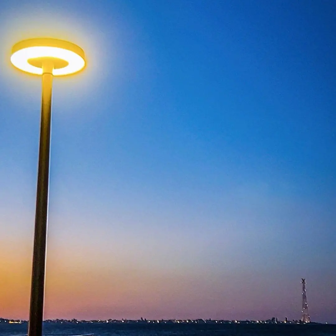 Dove il faro sfiora il tramonto\n