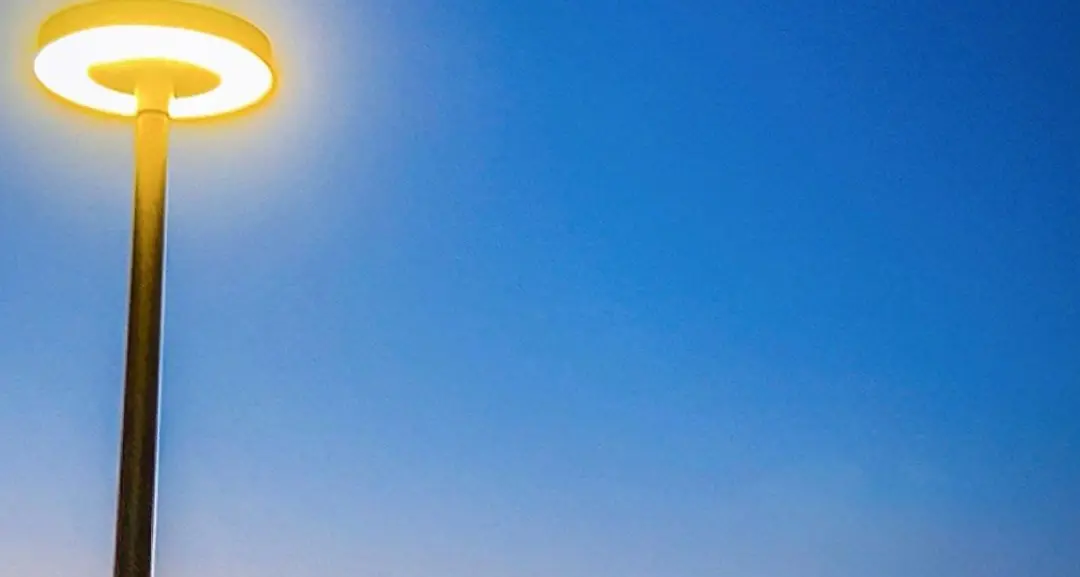 Dove il faro sfiora il tramonto\n
