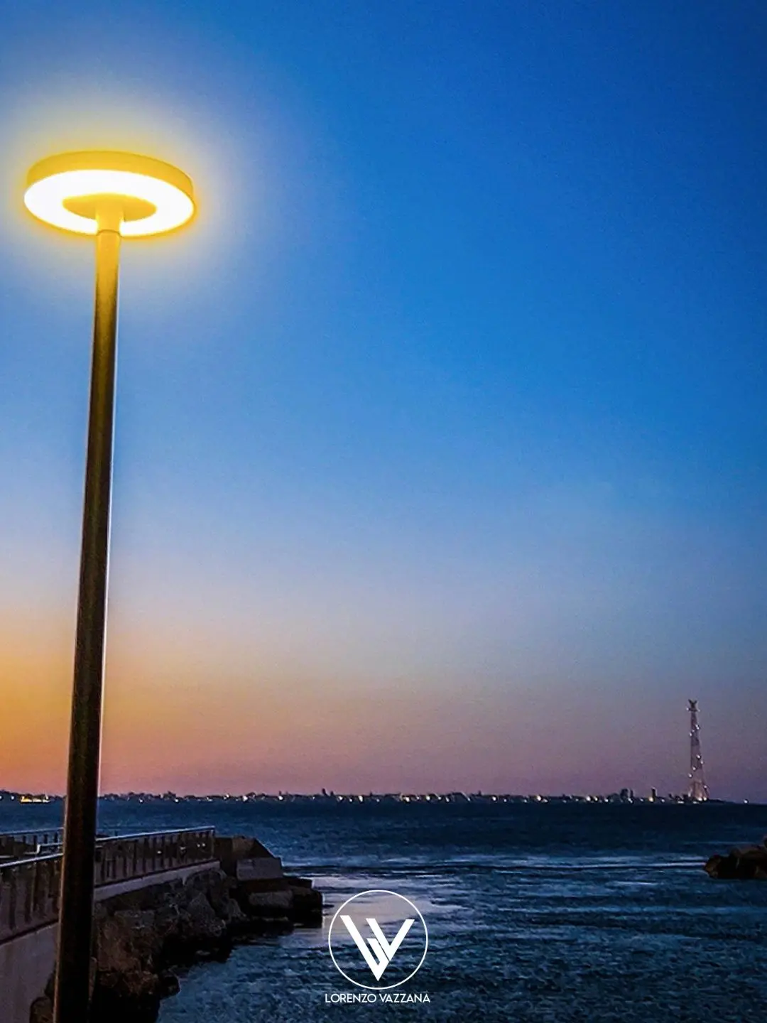 Dove il faro sfiora il tramonto\n