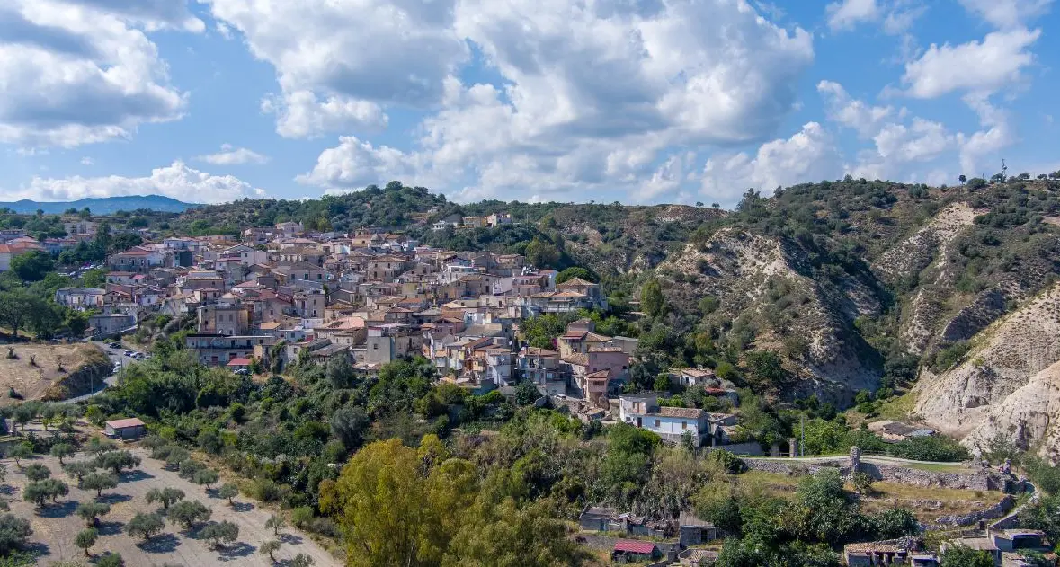 Riace, caso finanziamenti: la minoranza solleva dubbi sui rapporti tra Comune e Città Futura\n
